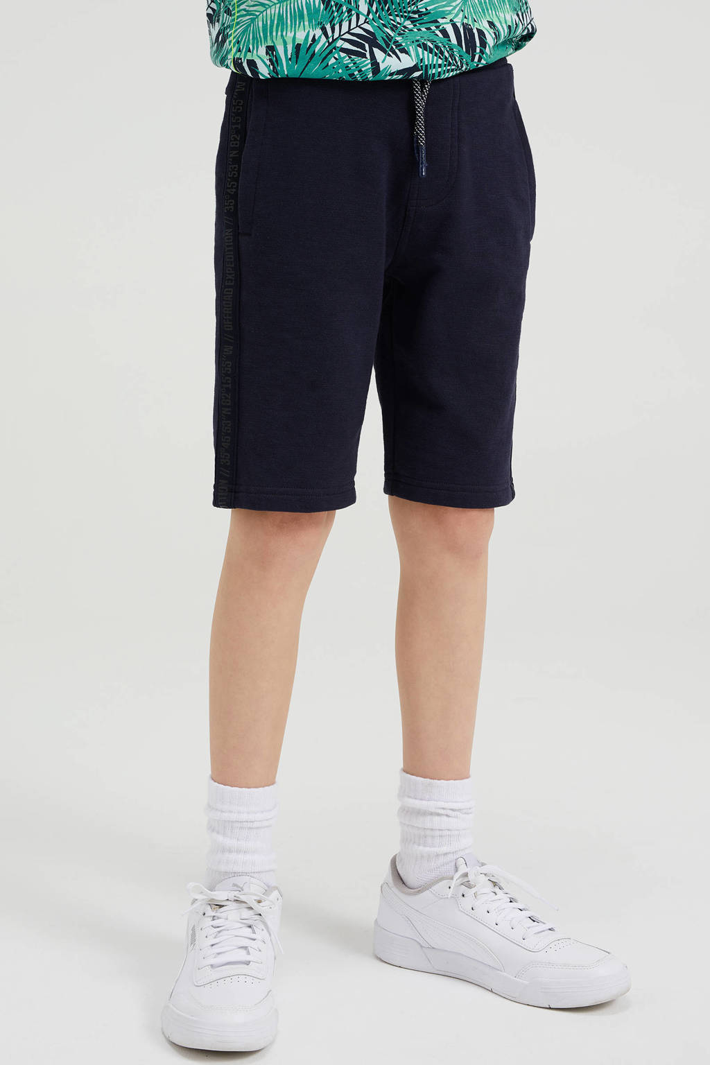 Donkerblauwe jongens WE Fashion slim fit sweatshort met elastische tailleband met koord