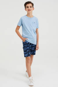 Blauwe jongens WE Fashion slim fit sweatshort van katoen met regular waist, elastische tailleband met koord en camouflageprint