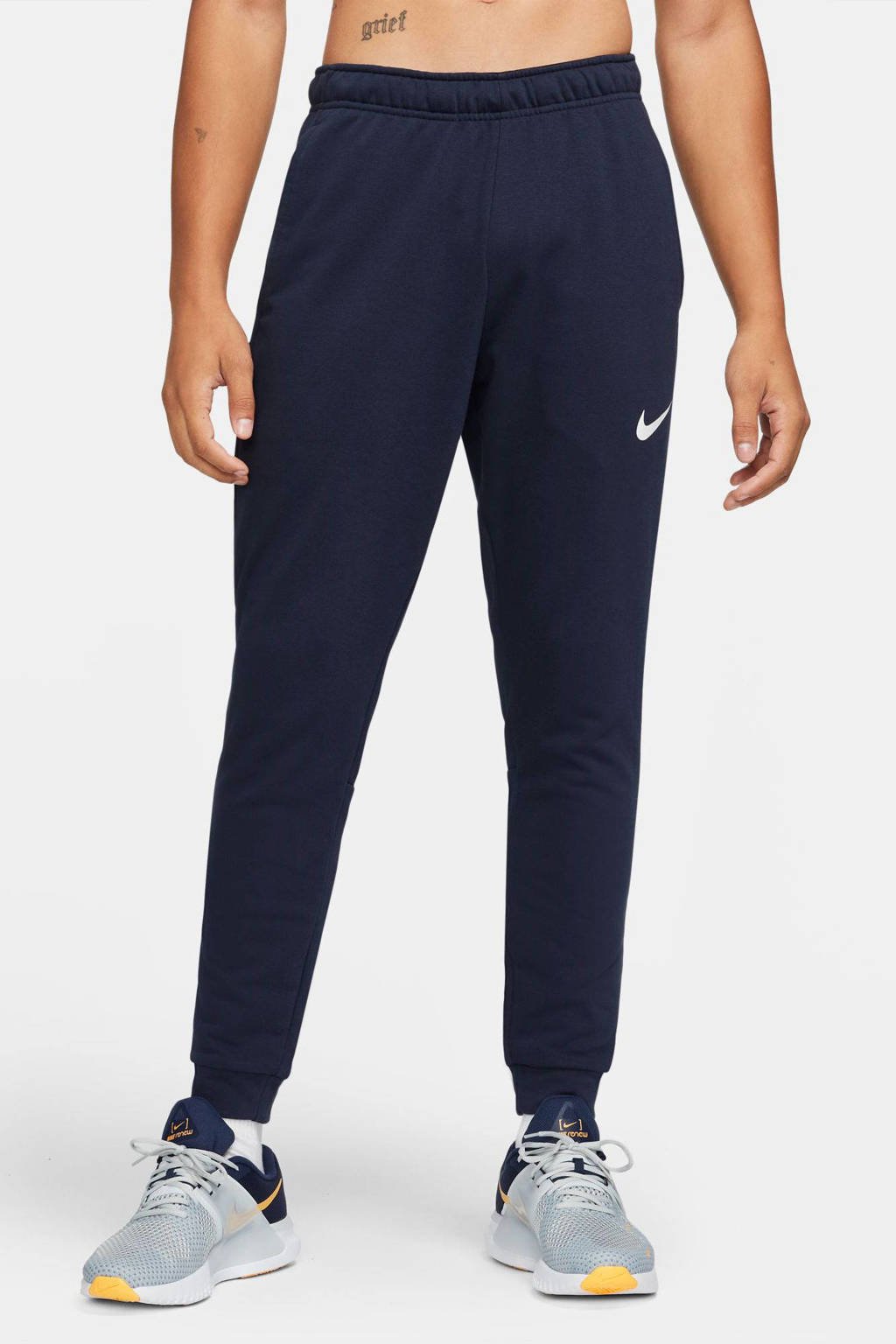 Donkerblauwe heren Nike joggingbroek van katoen met regular fit, elastische tailleband met koord en logo dessin