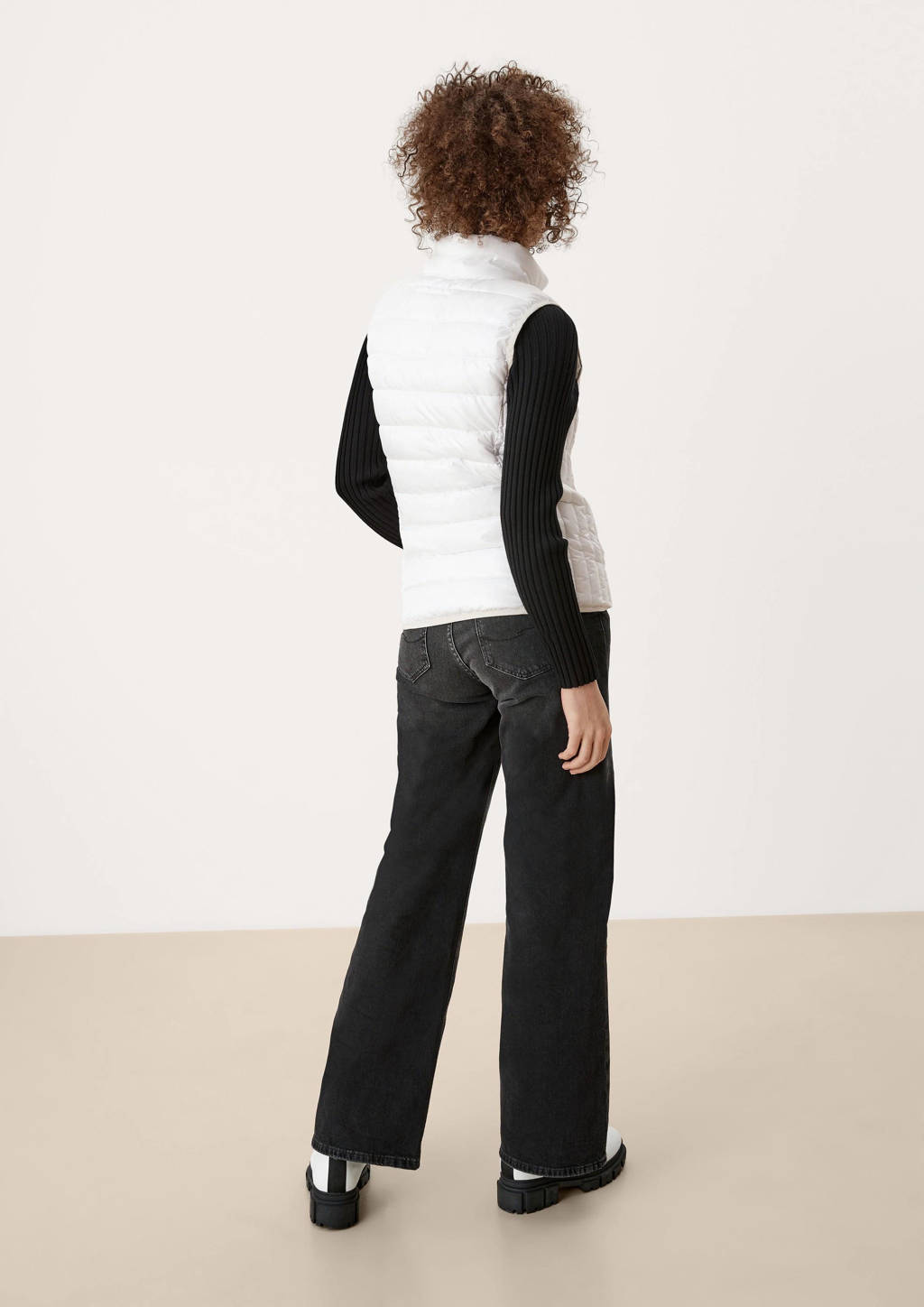 Witte dames Q S designed by bodywarmer van polyester met opstaande kraag en ritssluiting