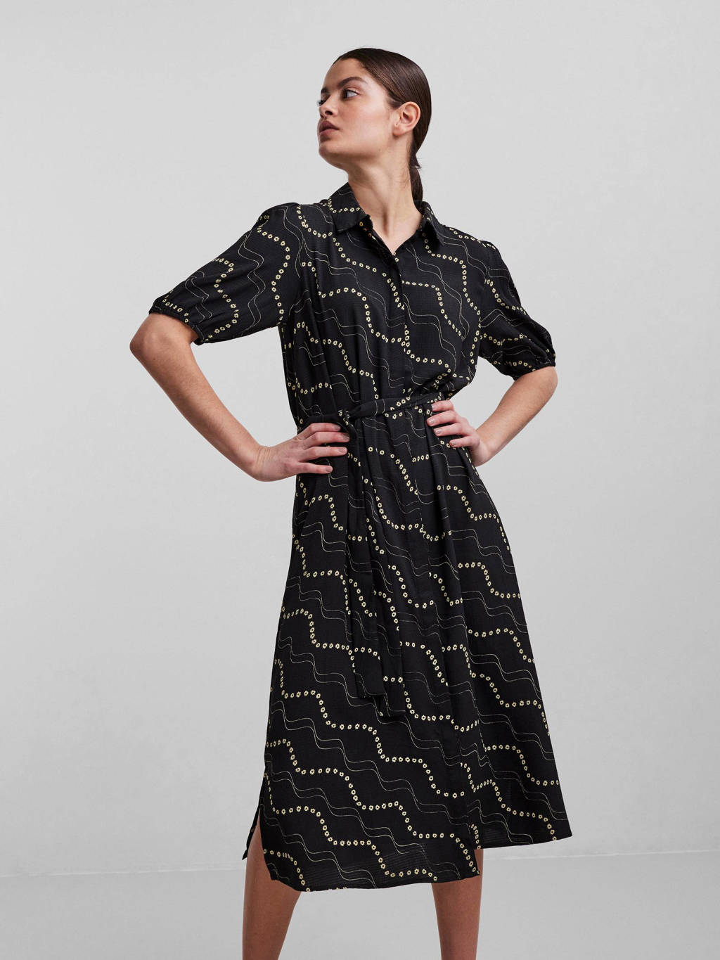 Zwart en beige dames PIECES blousejurk met ceintuur van polyester met all over print, korte mouwen en klassieke kraag
