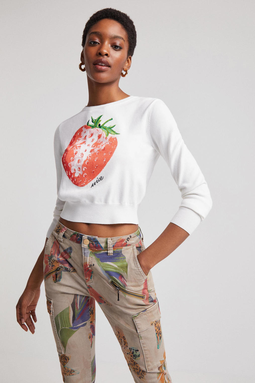 Desigual Illustrated Cropped Sweater Style 23SWSK25/3071 | 1ère Avenue Desigual Illustrated Cropped Sweater Style 23SWSK25/3071 | 1ère Avenue