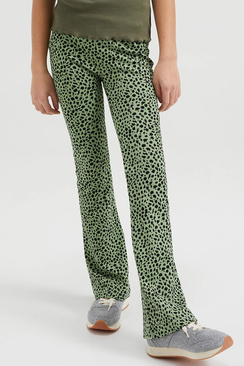 WE Fashion flared broek met dierenprint groen/zwart