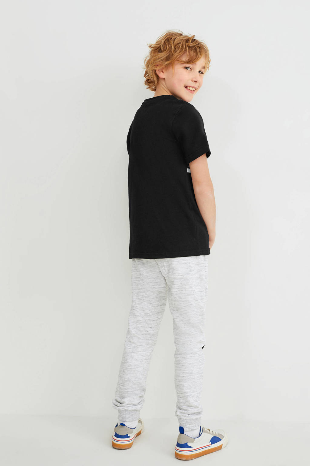 Zwart en grijze jongens C&A t-shirt + joggingbroek melange van katoen met printopdruk, korte mouwen, ronde hals en elastische tailleband met koord