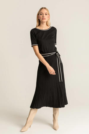 fijngebreide A-lijn jurk met contrastbies en ceintuur zwart/wit