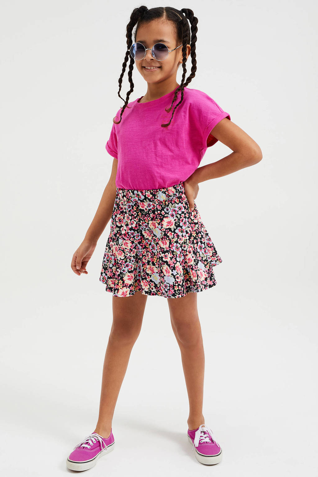 Roze en zwarte meisjes WE Fashion gebloemde skort gemaakt van polyester en met elastische tailleband