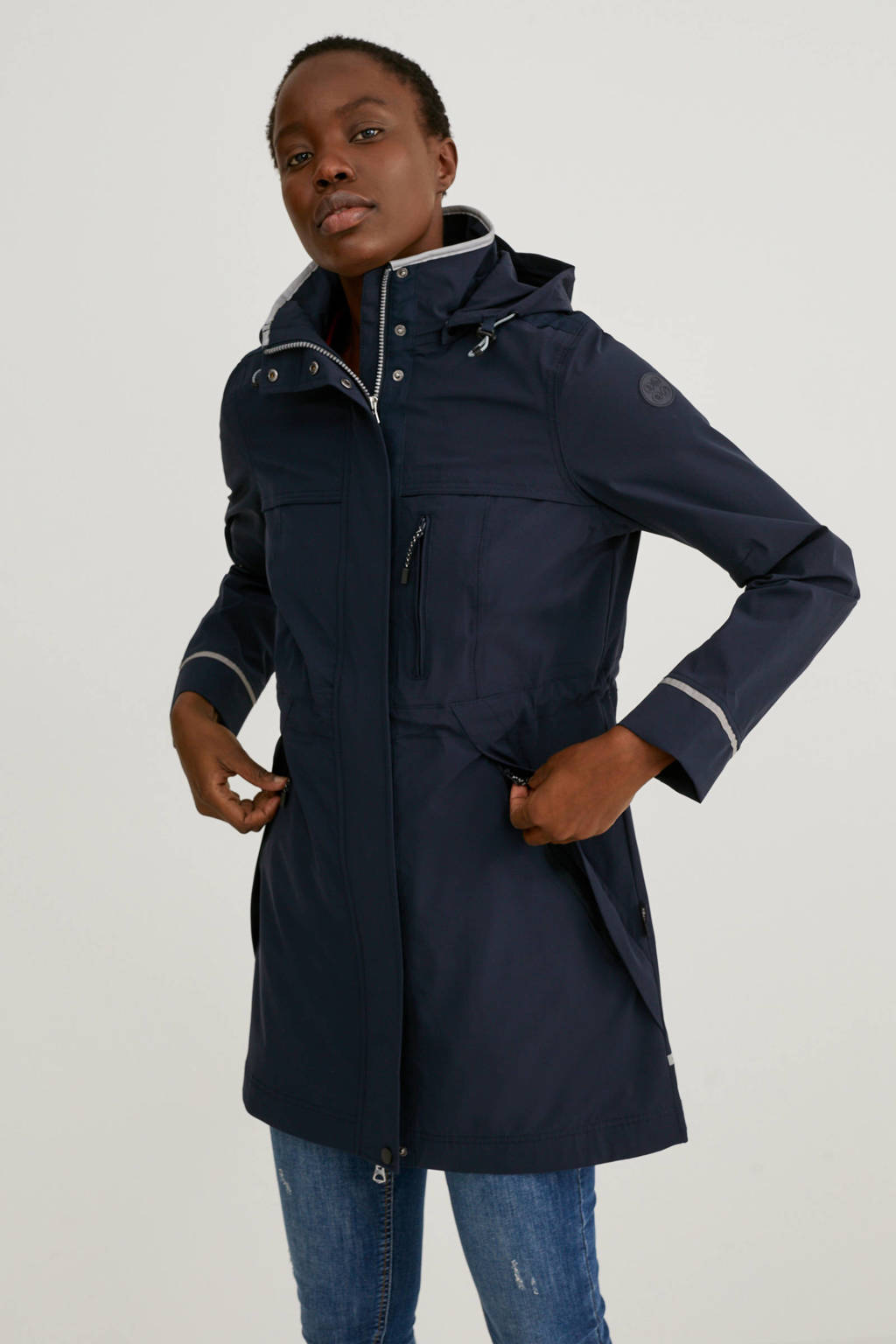 Donkerblauw en witte dames C&A jas van nylon met lange mouwen, opstaande kraag en ritssluiting