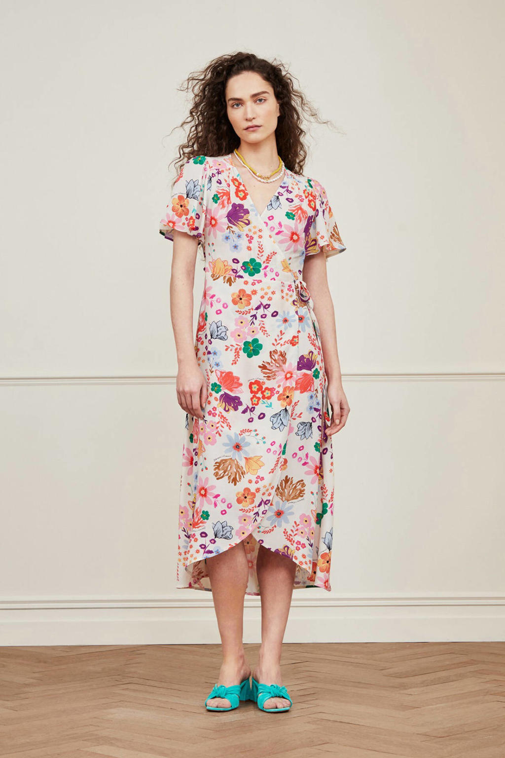 Wit, gebroken wit en roze dames Fabienne Chapot gebloemde maxi wikkeljurk Archana Butterfly Tess van viscose met korte mouwen en overslagkraag