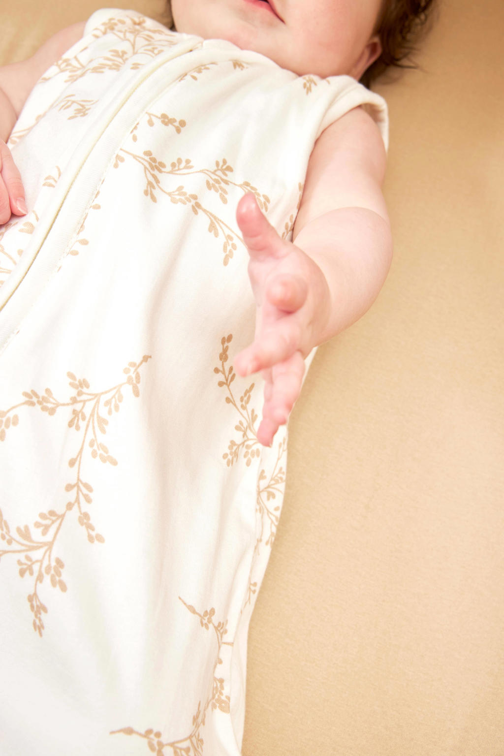 Meyco baby zomerslaapzak Branches sand