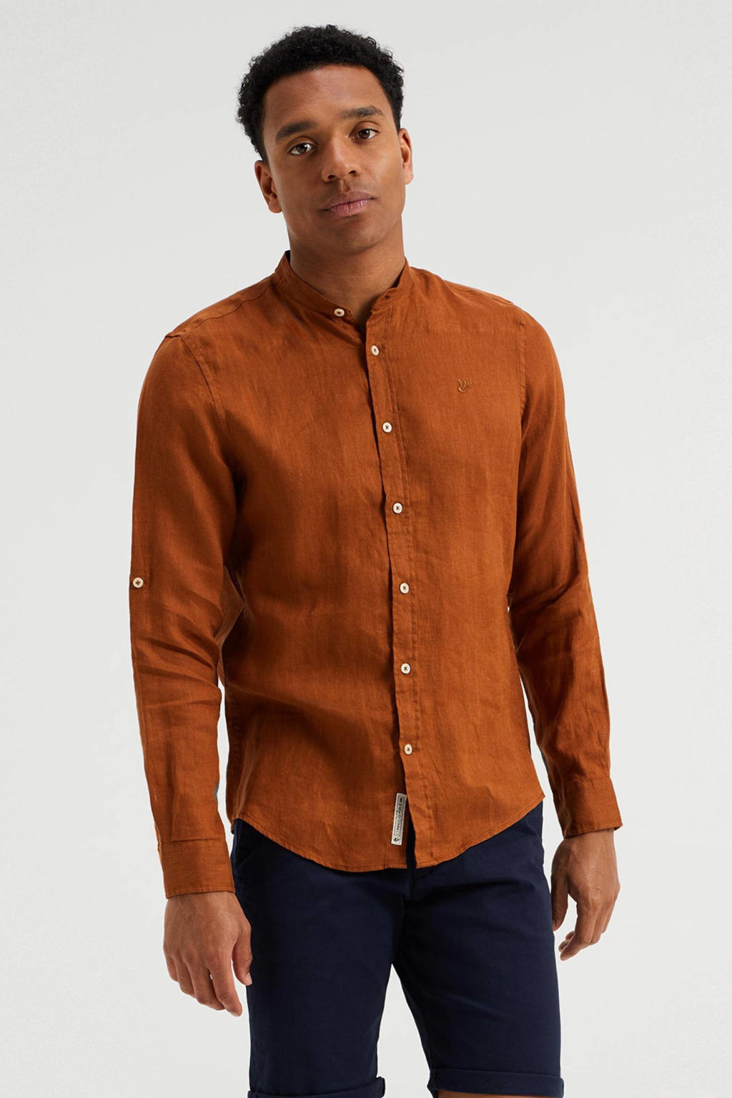 Bruine heren WE Fashion linnen slim fit overhemd met lange mouwen en mao kraag