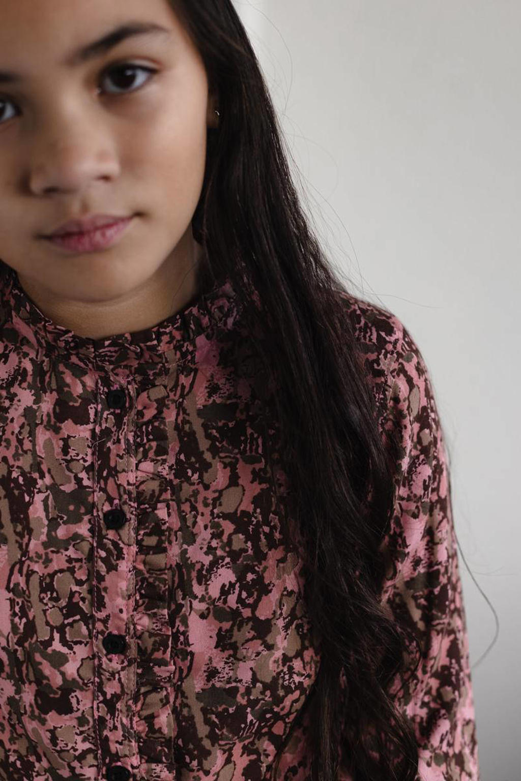 LEVV blouse Ami met all over print en ruches roze/bruin