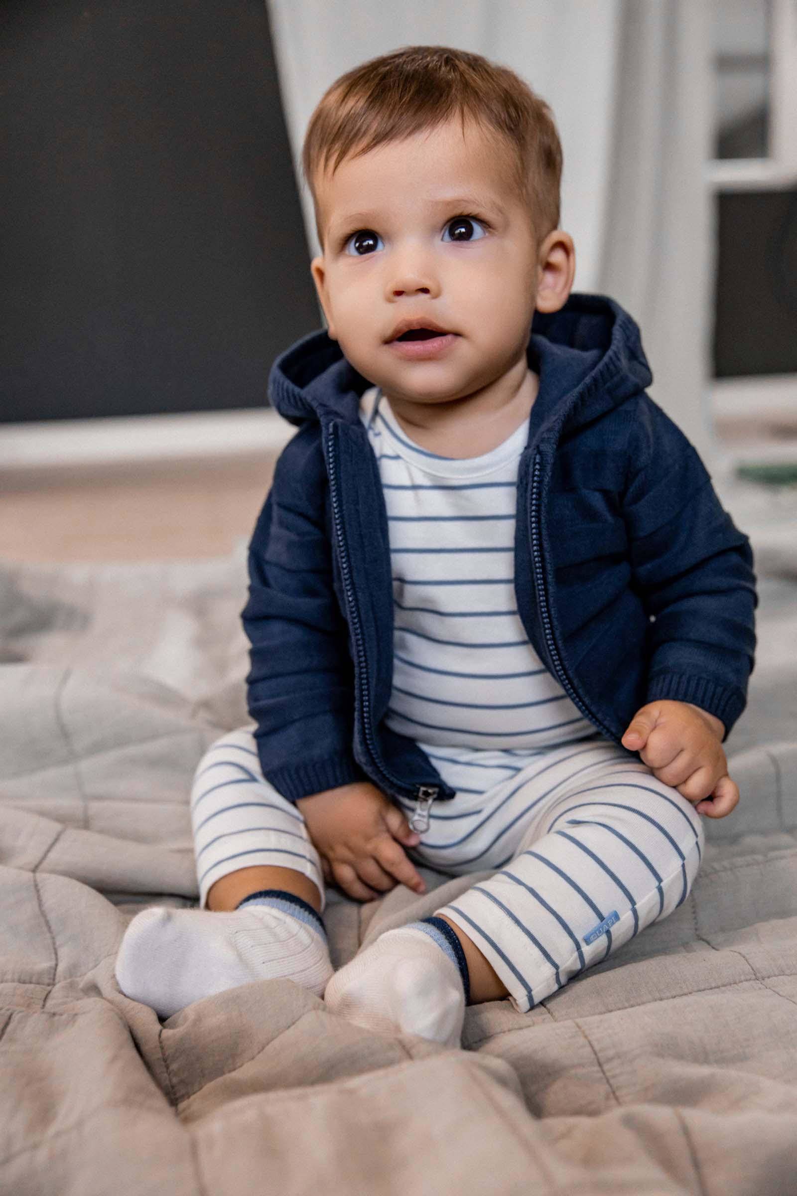 baby gestreept gebreid vest Pepijn van biologisch katoen donkerblauw