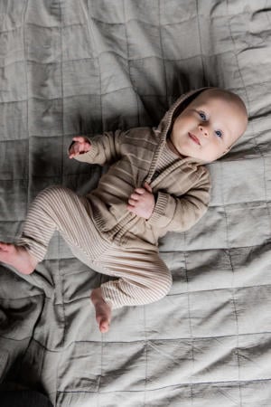 newborn baby gestreept gebreid vest Phelin van biologisch katoen taupe