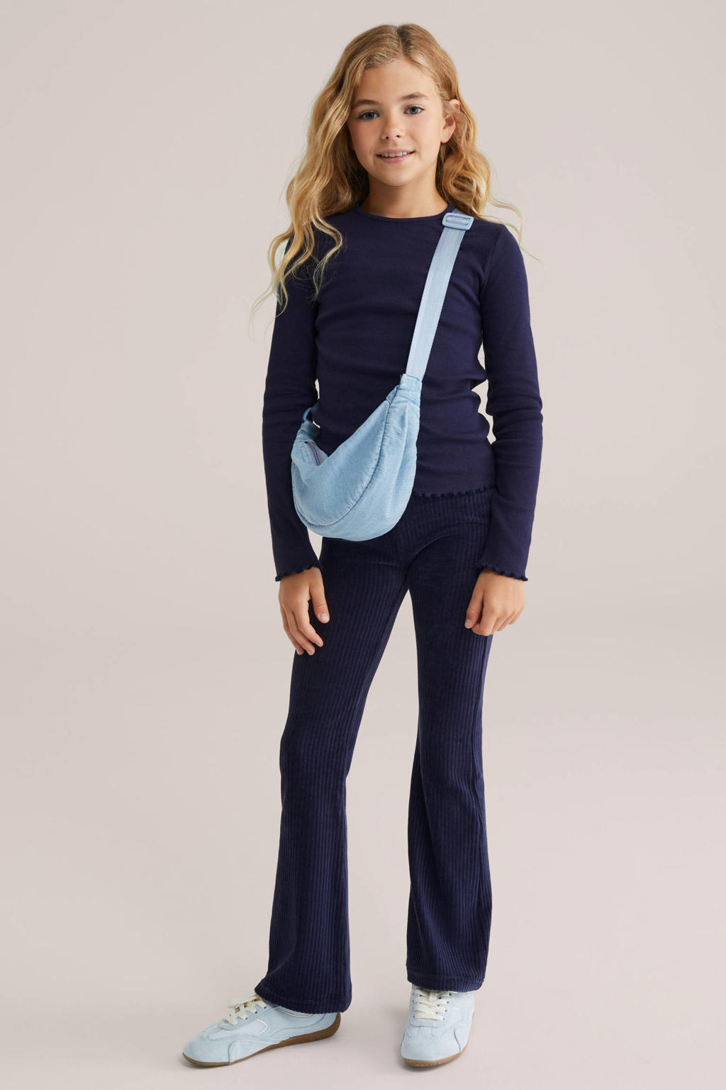 Donkerblauwe meisjes WE Fashion fluwelen flared broek blauw met regular waist en elastische tailleband