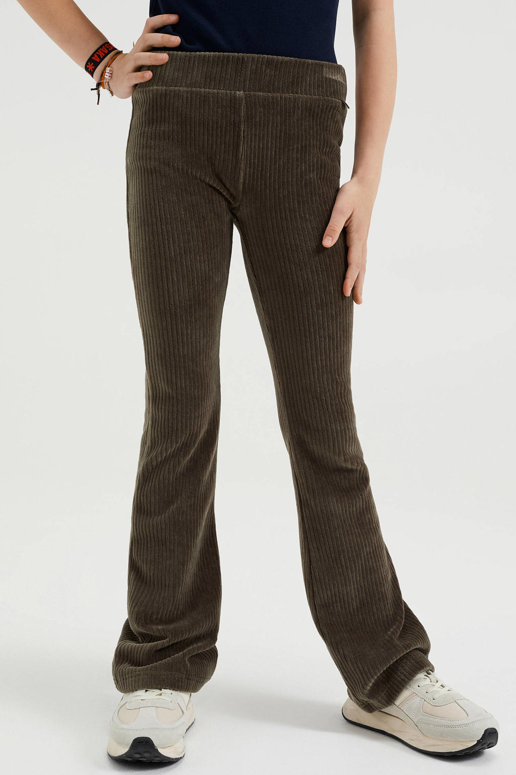 Kakikleurige meisjes WE Fashion velours flared broek van corduroy met regular waist, elastische tailleband en effen