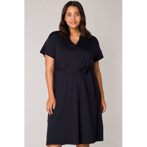 Base Level Curvy jurk Yenta met ceintuur donkerblauw afbeelding