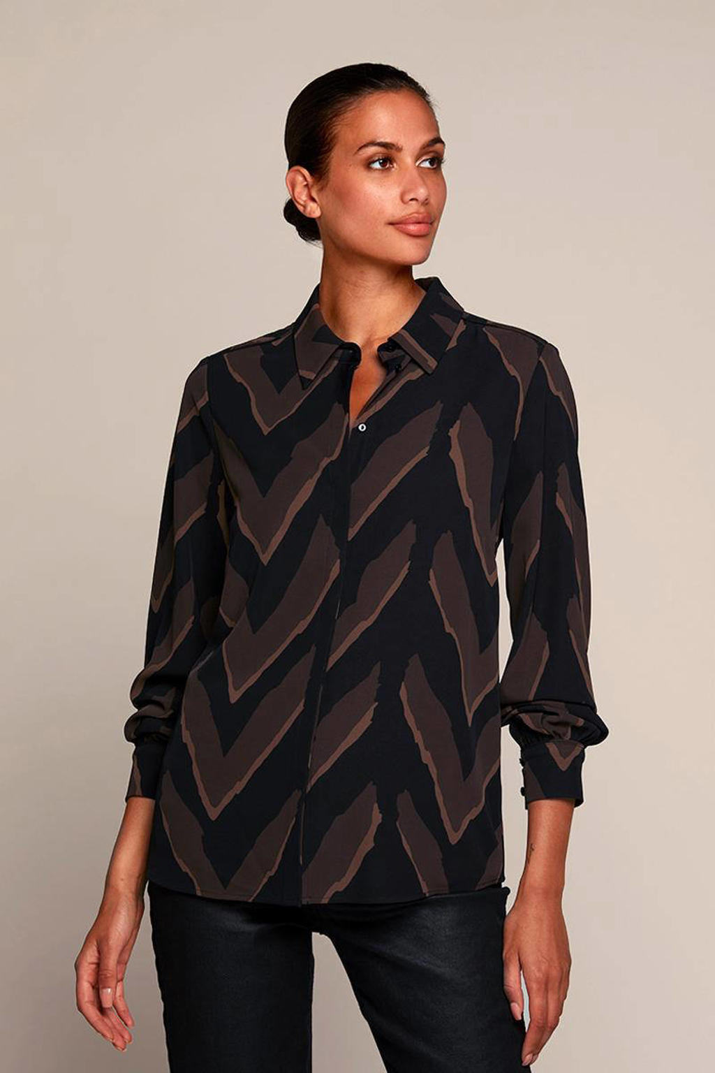 Zwart en bruine dames Mart Visser geweven blouse Simon van polyester met all over print, lange mouwen, klassieke kraag en knoopsluiting