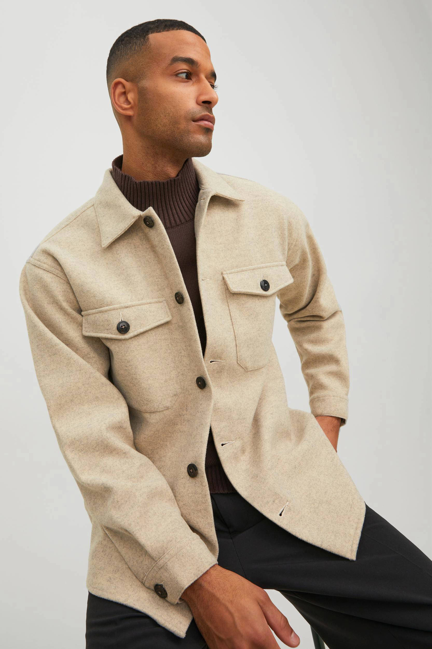 neutral overhemden en overshirts