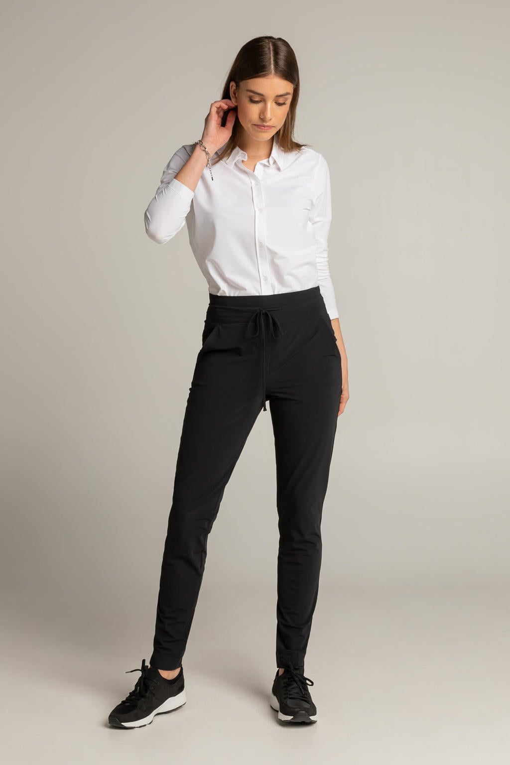 Zwarte dames Expresso slim fit broek Xarah van travelstof met high waist, elastische tailleband met koord en effen