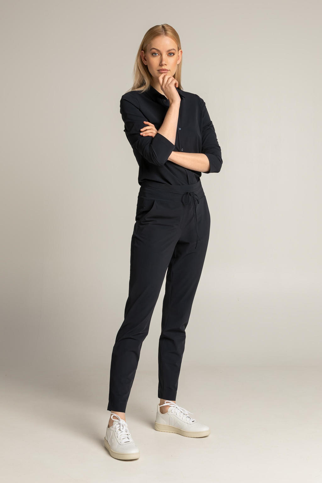 Donkerblauwe dames Expresso slim fit broek Xarah van travelstof van polyamide met regular waist, elastische tailleband met koord en effen