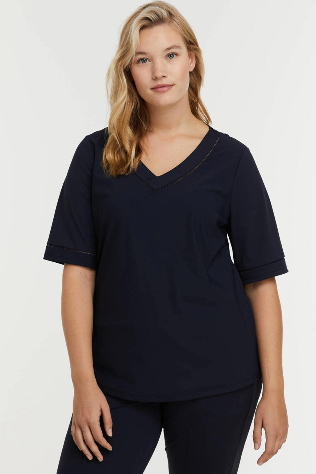 Donkerblauwe dames Exxcellent top van travelstof Maaike detail met effen, half lange mouwen en V-hals