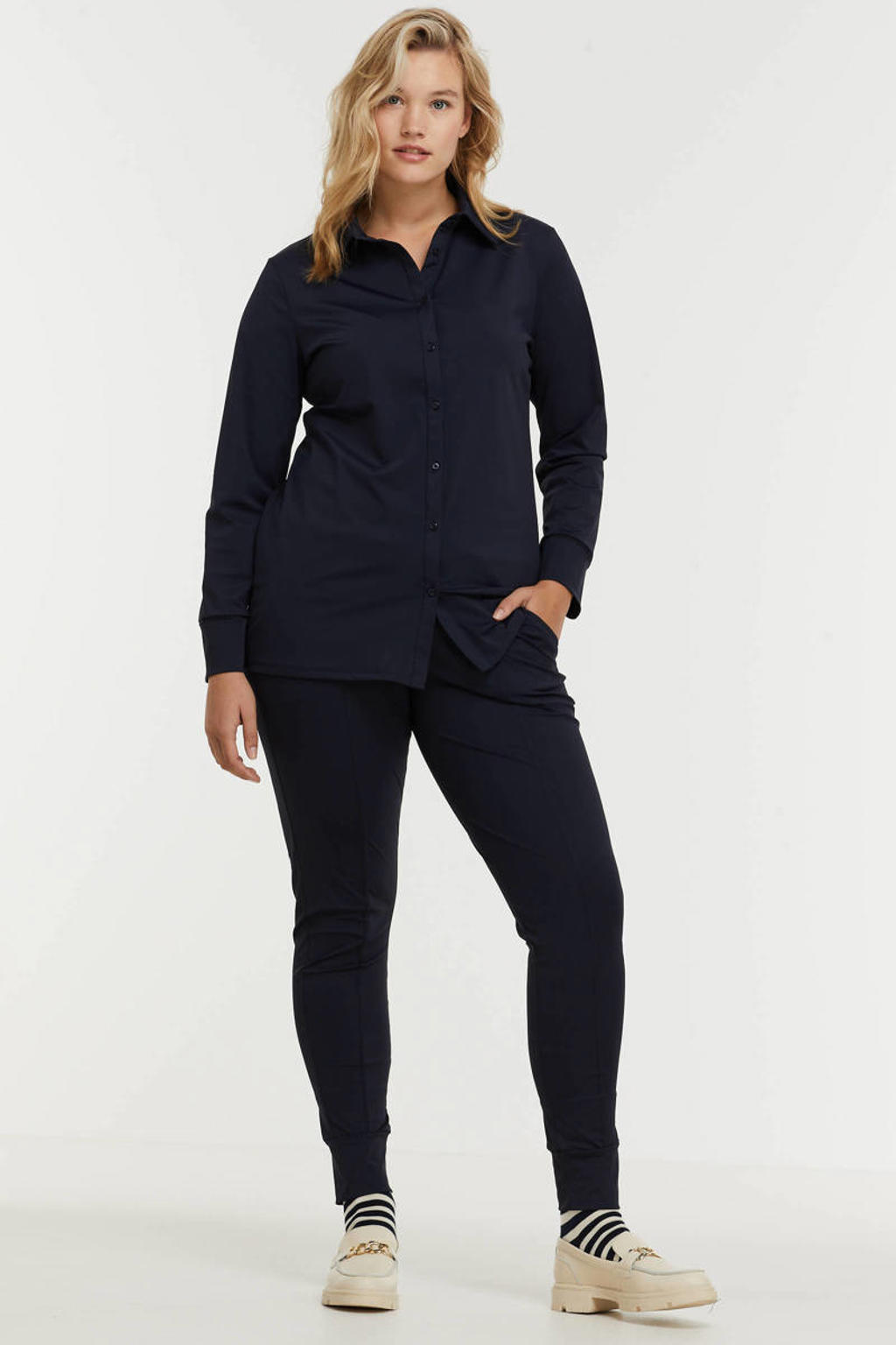 Donkerblauwe dames Exxcellent blouse van travelstof Laila detail met effen, lange mouwen, klassieke kraag en knoopsluiting