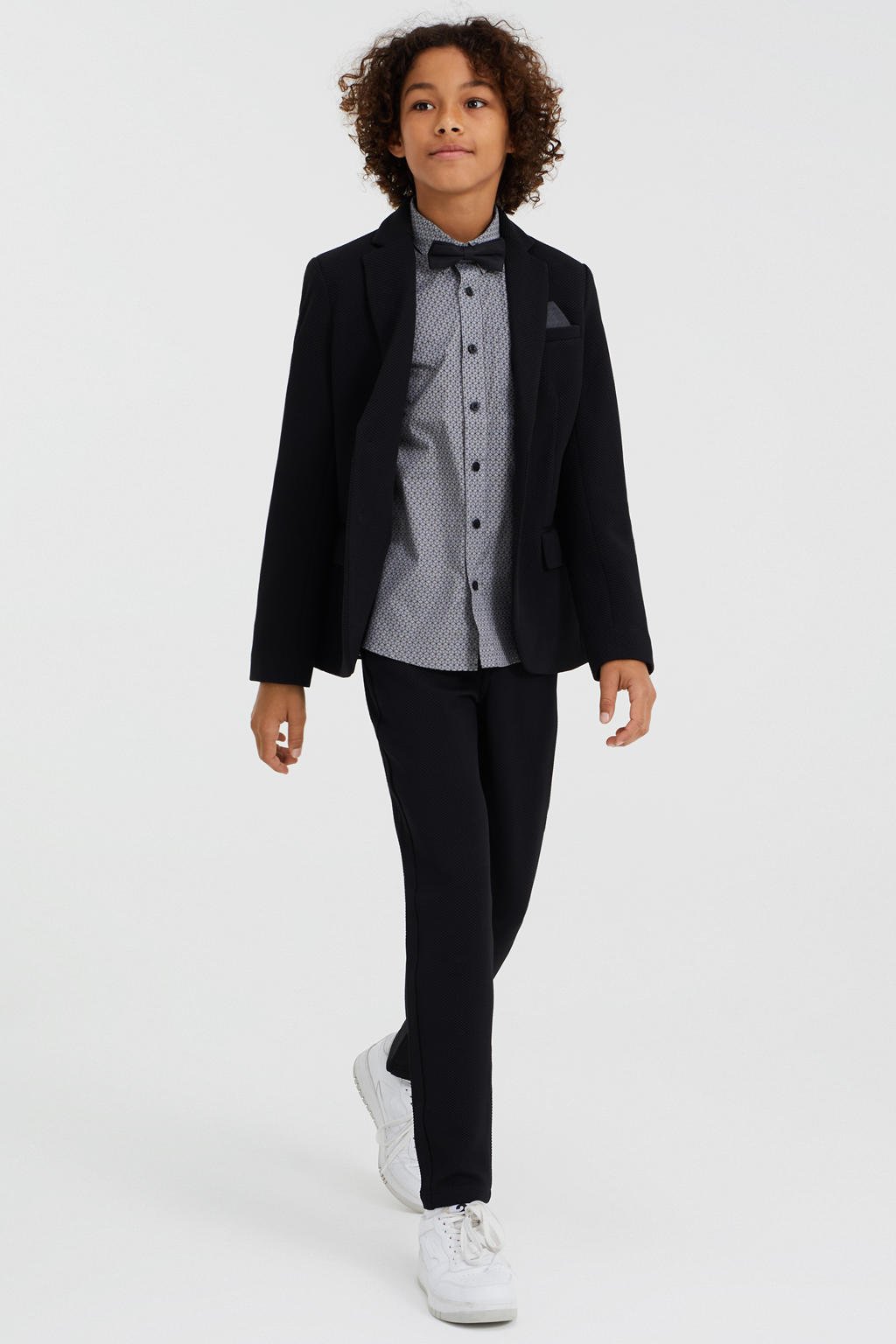 Zwarte jongens WE Fashion slim fit broek van polyester met regular waist en elastische tailleband met koord