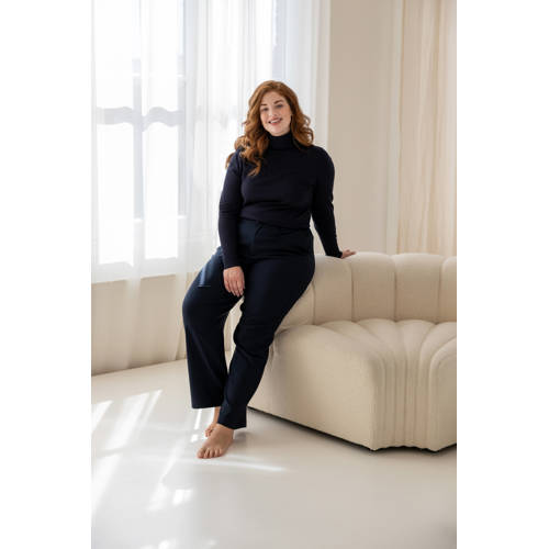 Base Level Curvy trui Yuena donkerblauw afbeelding