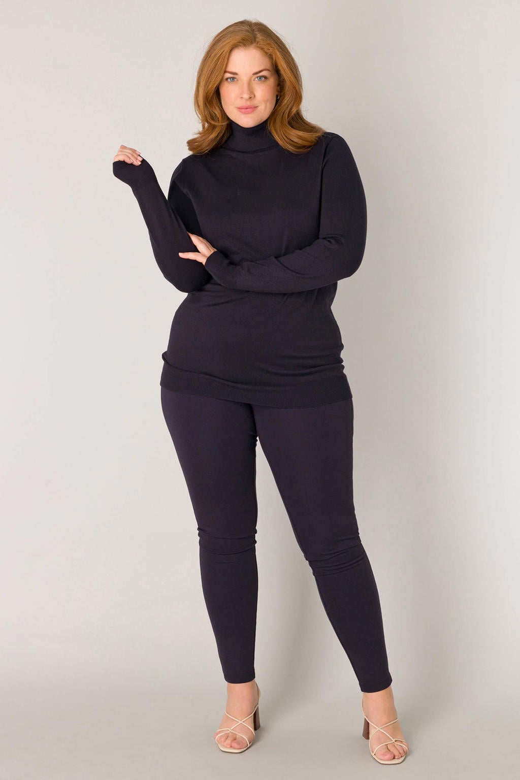 Base Level Curvy trui Yuena donkerblauw