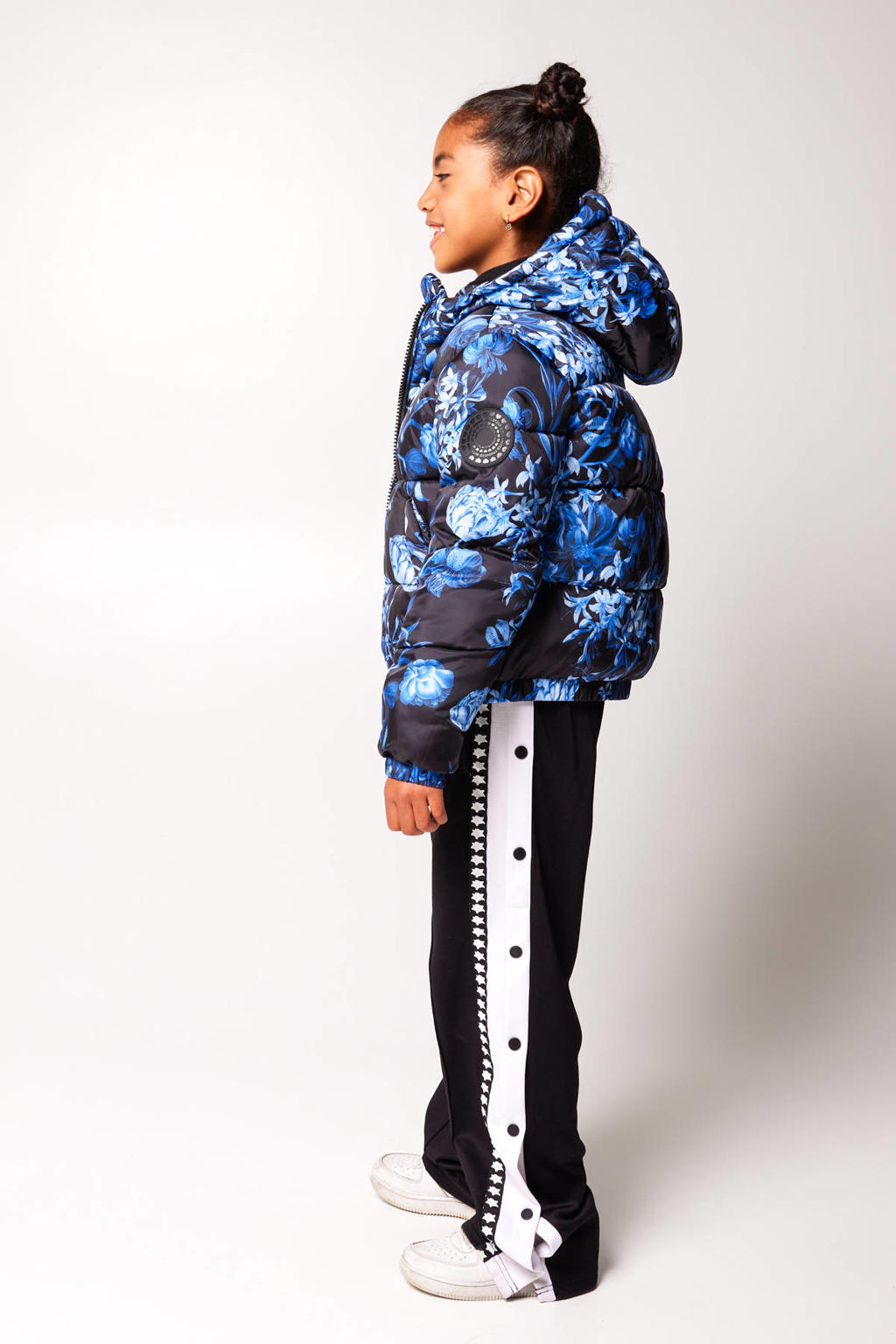 Blauw en zwarte meisjes CoolCat Junior gebloemde gewatteerde winterjas Jayla van polyester met lange mouwen, capuchon, ritssluiting en elastische boord