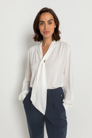 soepelvallende viscose blouse off-white met strikkraag 