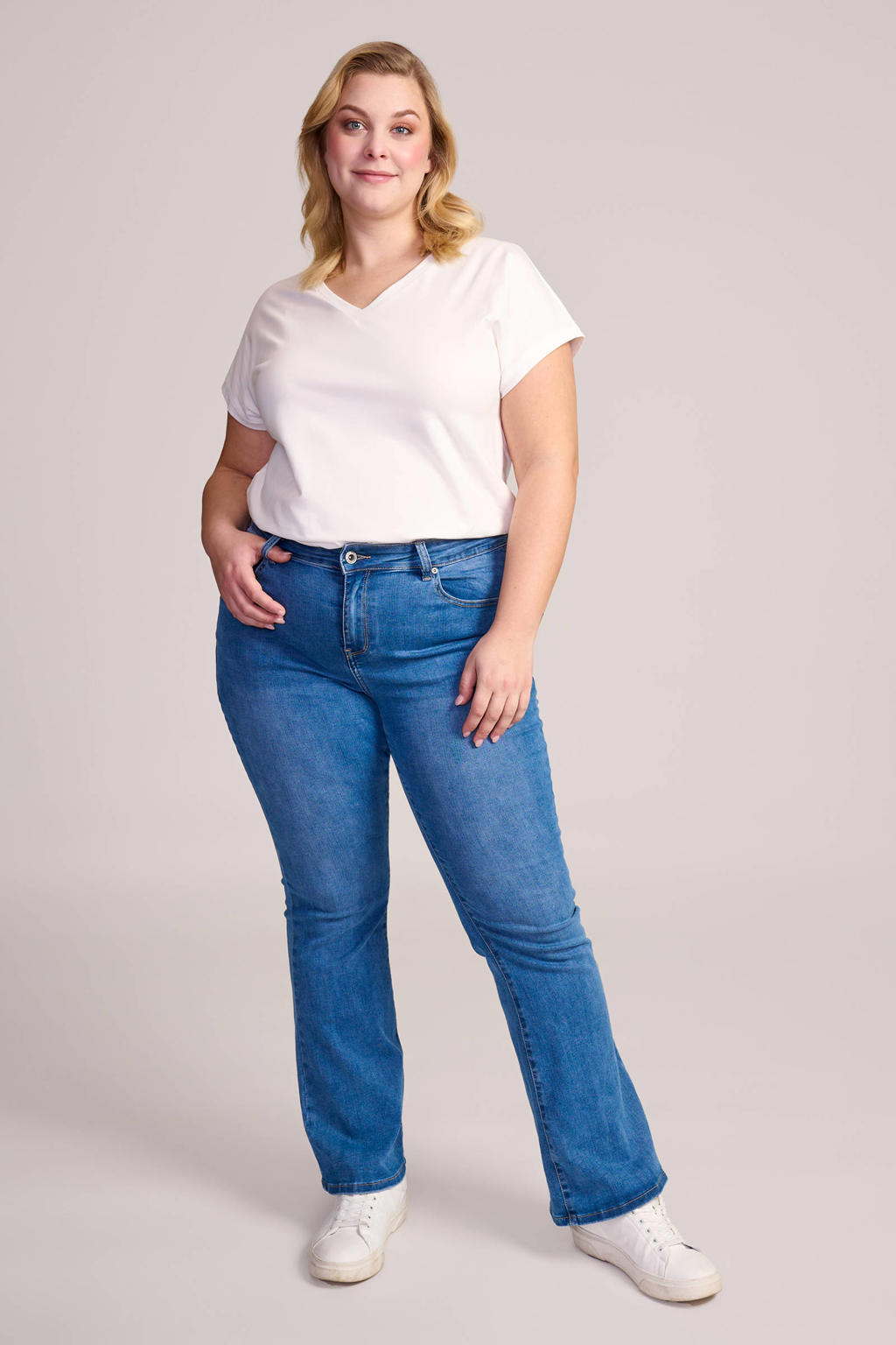Stonewashed dames Exxcellent Flared jeans Loes van stretchdenim met regular waist, rits- en knoopsluiting en effen