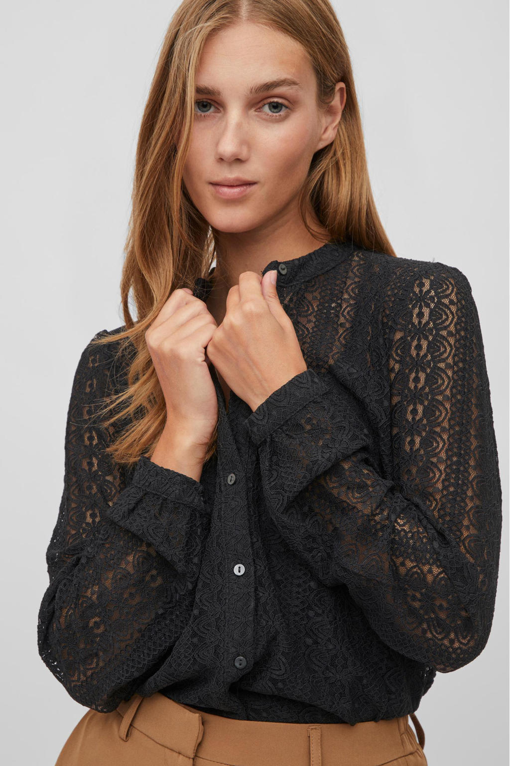 Zwarte Damesblouse Met Kanten Mouwen En Rode Roos