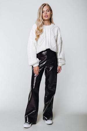 high waist straight fit broek Rus Cracked Patent Vegan Leather Straight Pants met textuur burgundy