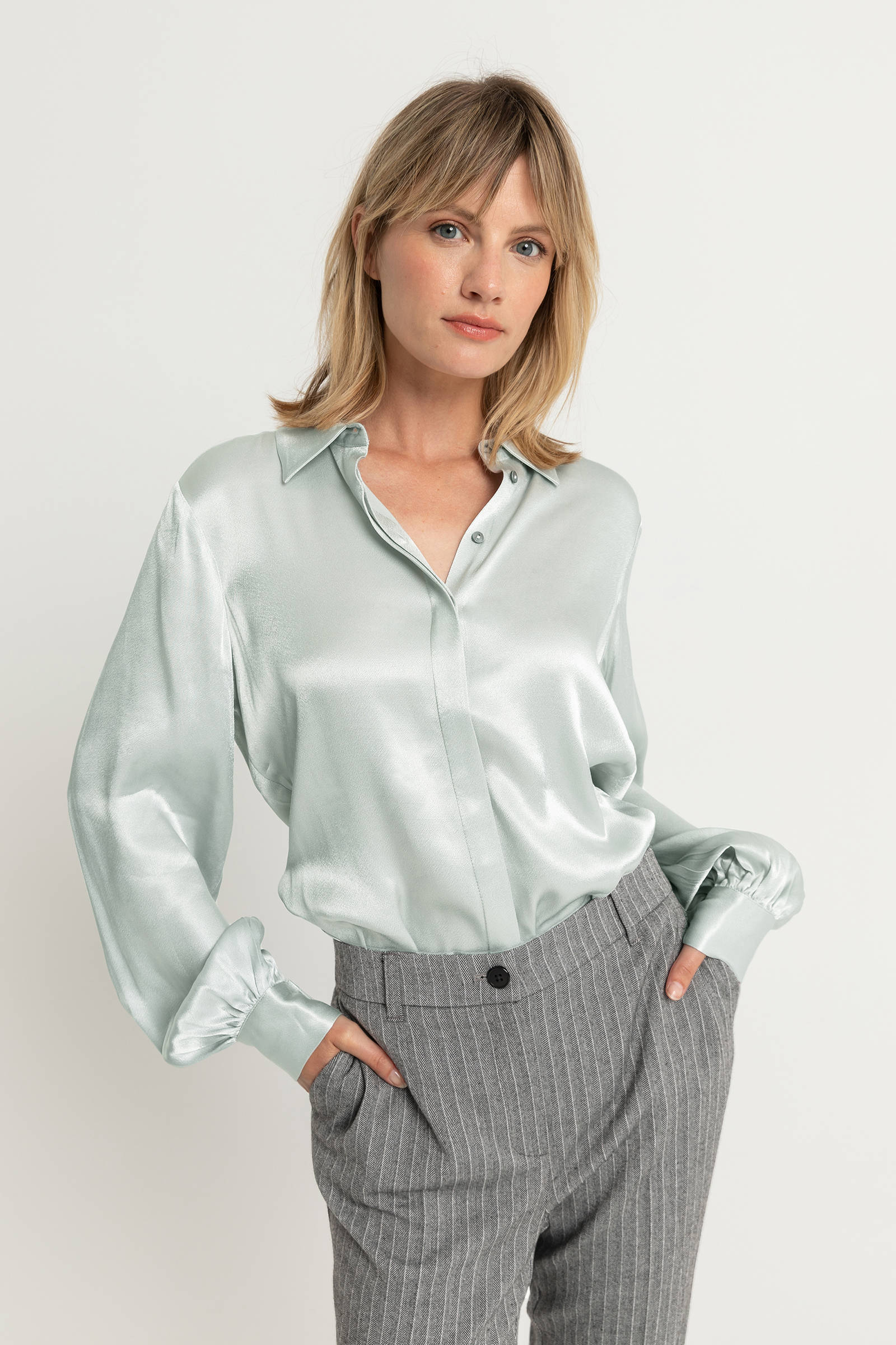 Comma Glanzende blouse lichtgrijs casual uitstraling Mode Blouses Glanzende blouses 
