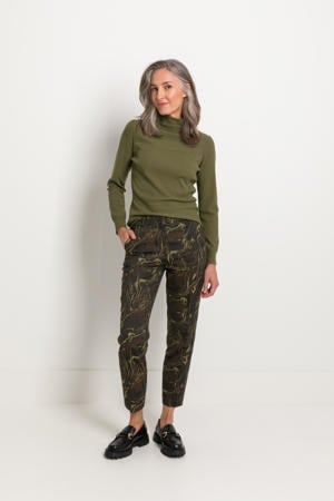cropped tapered fit pantalon met all over print donkerbruin