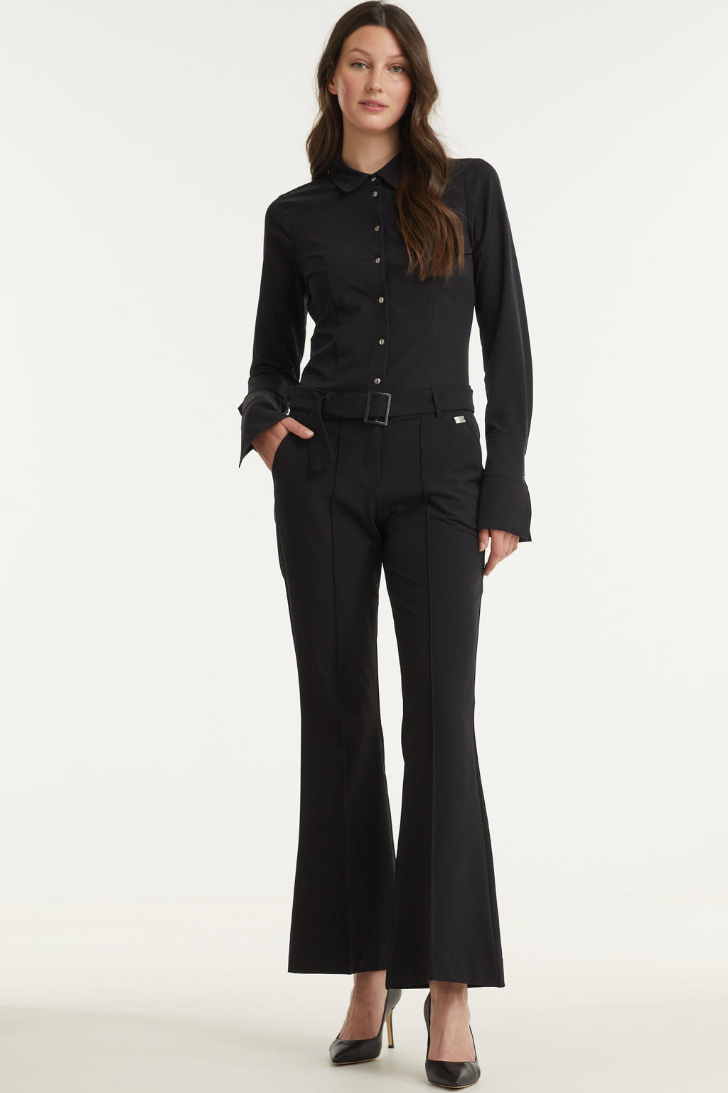 Zwarte dames TQ-Amsterdam flared broek Danthe van travelstof met regular waist, rits- en knoopsluiting en effen