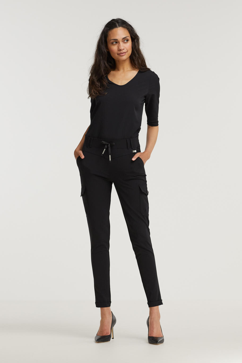 Zwarte dames TQ-Amsterdam high waist slim fit cargobroek Karin van travelstof met elastische tailleband met koord en effen