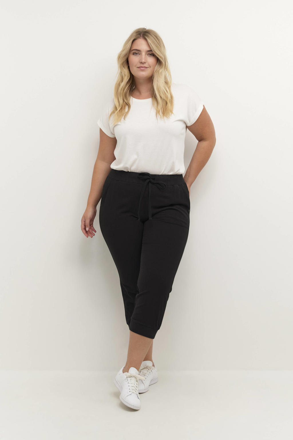 Zwarte dames Kaffe Curve slim fit broek Kcnana van katoen met regular waist, elastische tailleband met koord en effen