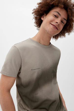 slim fit T-shirt met all over print bruin