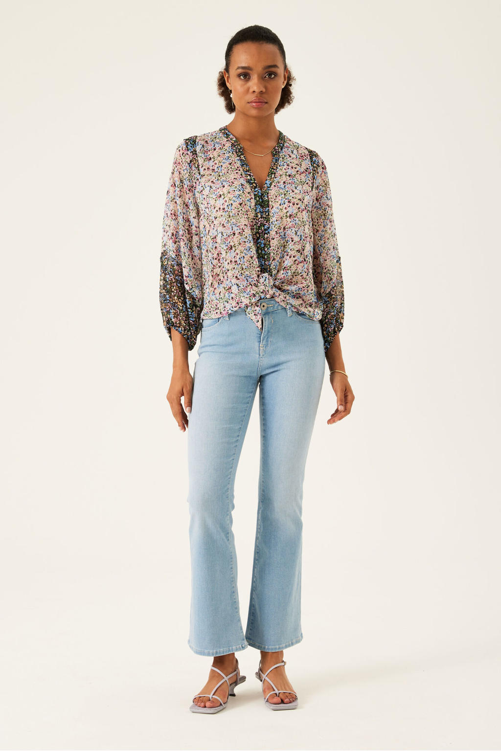 Multikleurige dames Garcia gebloemde blouse van gerecycled polyester met driekwart mouwen, V-hals, knoopsluiting en ballonmouwen