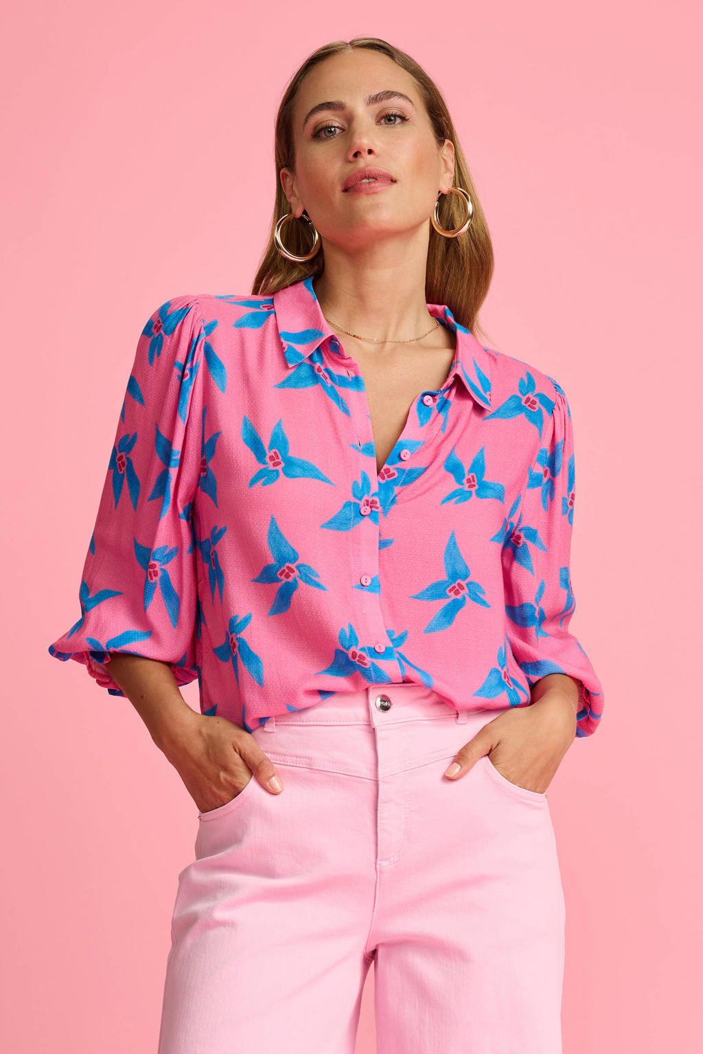 Roze en blauwe dames POM Amsterdam gebloemde blouse Origami Flower Pink van viscose met driekwart mouwen, klassieke kraag, knoopsluiting en smockwerk