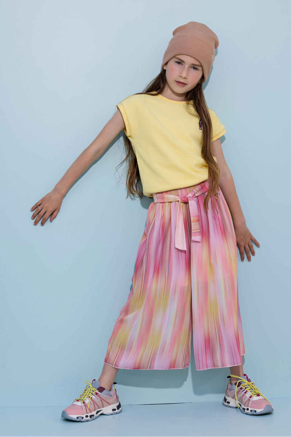 Roze en gele meisjes NONO loose fit broek Sasa van gerecycled polyester met regular waist en elastische tailleband met koord