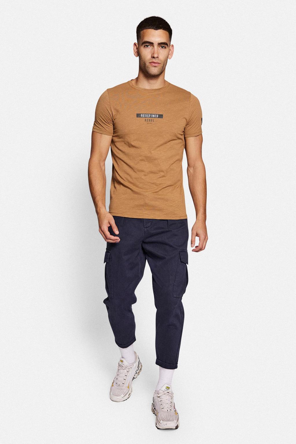Bruine heren Redefined Rebel T-shirt RRGuti van katoen met logo dessin, korte mouwen en ronde hals