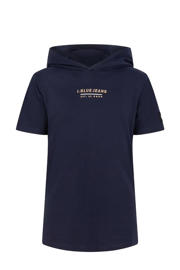 thumbnail: Donkerblauwe jongens Indian Blue Jeans T-shirt van stretchkatoen met tekst print, korte mouwen en capuchon