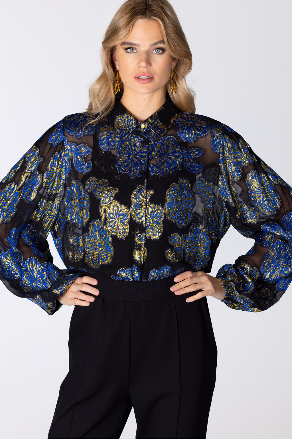 Juffrouw Jansen semi-transparante blouse Phoeby met all over print blauw/goud/zwart