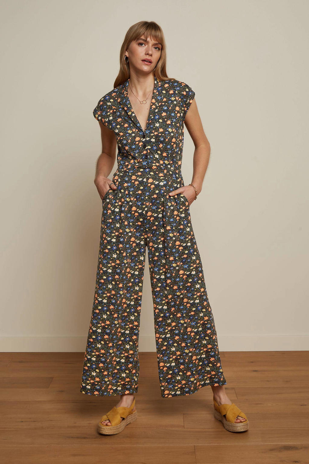 King Louie gebloemde jumpsuit Lola wide leg Jumpsuit Lopez zwart/oranje