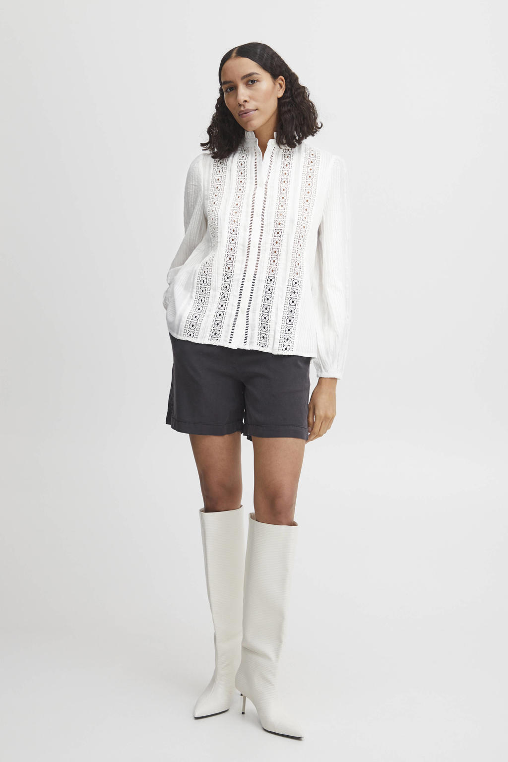 Witte dames B.Young blouse van katoen met lange mouwen, mao kraag, knoopsluiting en open detail