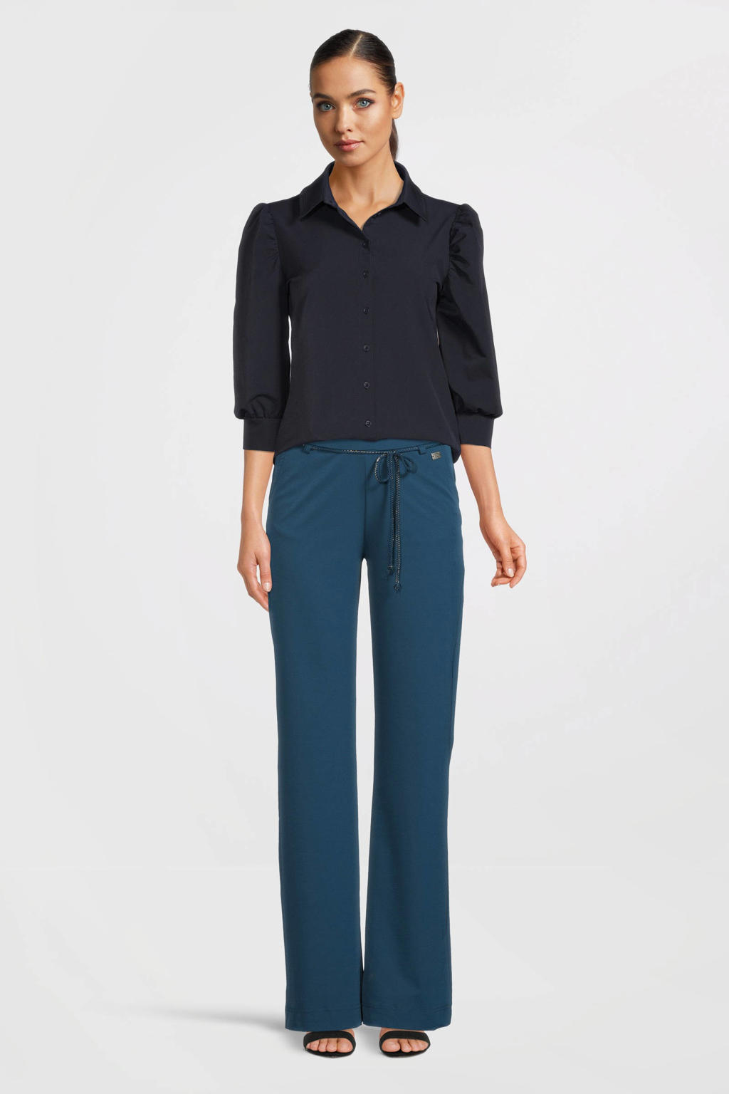 Donkerblauwe dames TQ-Amsterdam blouse Evelien van travelstof met half lange mouwen, klassieke kraag en knoopsluiting