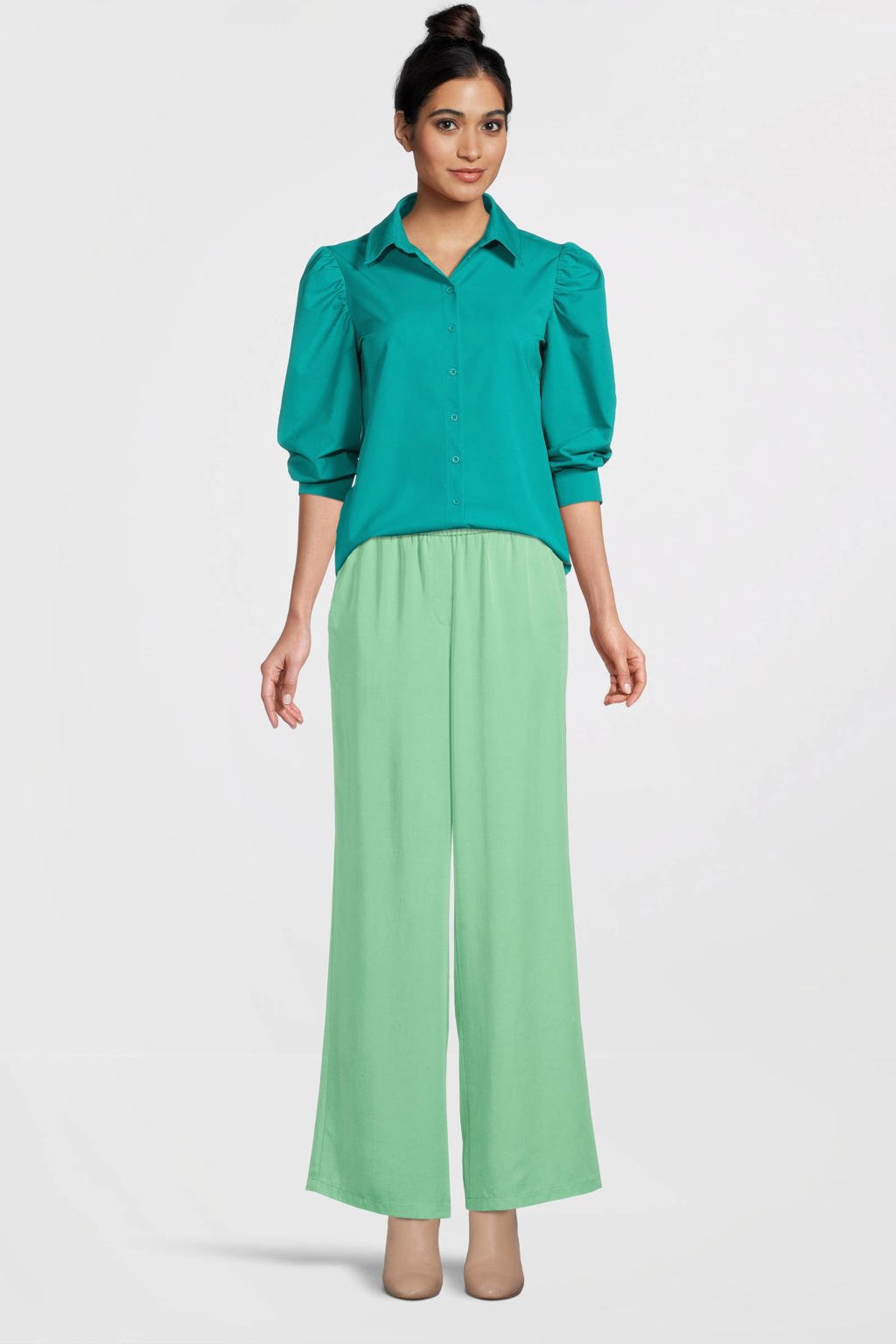 Groene dames TQ-Amsterdam blouse Evelien van travelstof met half lange mouwen, klassieke kraag en knoopsluiting
